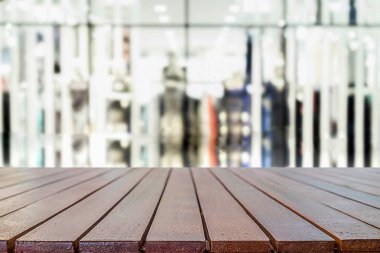 Boş ahşap masa uzay platform ve alışveriş merkezi veya alışveriş merkezi arka plan bulanık ürün için montaj görüntülemek.