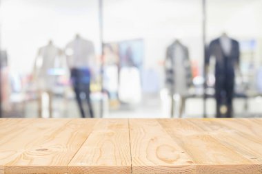 Boş ahşap masa uzay platform ve alışveriş merkezi veya alışveriş merkezi arka plan bulanık ürün için montaj görüntülemek.