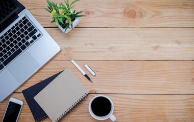 Ofis resepsiyon masası klavye, defter, kalem, bardak kahve ve çiçek ile. Kopya alanı (seçici odak ile Üstten Görünüm)