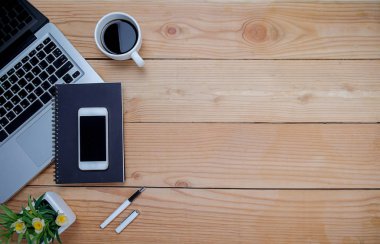 Ofis resepsiyon masası klavye, defter, kalem, bardak kahve ve çiçek ile. Kopya alanı (seçici odak ile Üstten Görünüm)