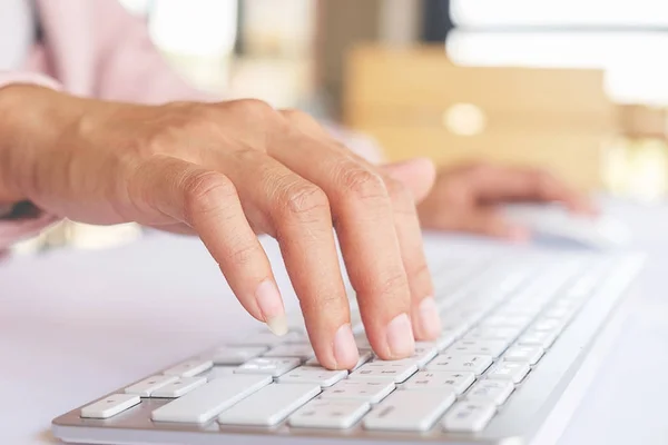 Mujer de negocios utilizar en línea a través de ordenador portátil para analizar la carta financiera, escribir plan de negocios, net-book abierto, teléfono, tabletas, con pantalla de espacio de copia, luz de la mañana, color vintage — Foto de Stock