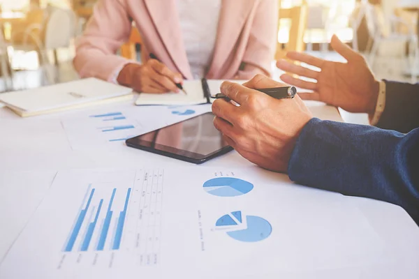 Concetto aziendale. La gente di affari che discute i grafici ed i grafici che mostrano i risultati del loro lavoro di squadra riuscito. — Foto Stock