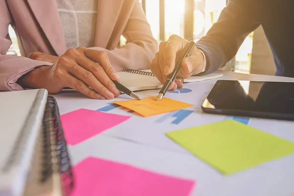 Concepto de negocio. Gente de negocios discutiendo los gráficos y gráficos que muestran los resultados de su exitoso trabajo en equipo. —  Fotos de Stock