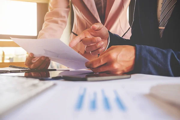 Conceito de negócio. Empresários discutindo os gráficos e gráficos que mostram os resultados de seu trabalho em equipe bem sucedido. — Fotografia de Stock