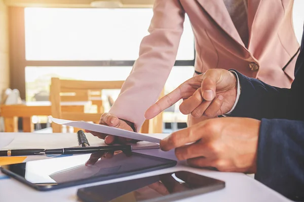 Conceito de negócio. Empresários discutindo os gráficos e gráficos que mostram os resultados de seu trabalho em equipe bem sucedido. — Fotografia de Stock