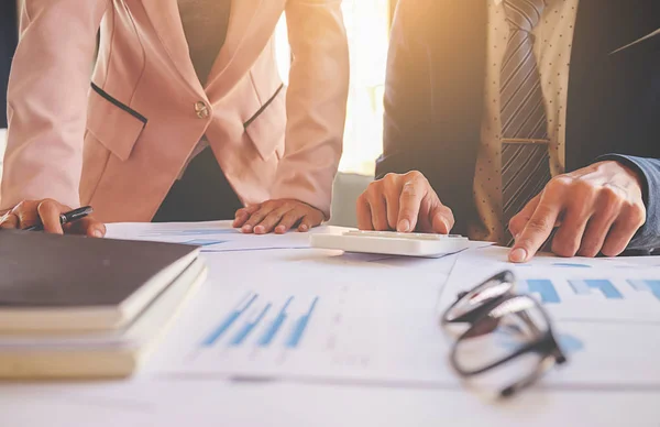 Conceito de negócio. Empresários discutindo os gráficos e gráficos que mostram os resultados de seu trabalho em equipe bem sucedido. — Fotografia de Stock