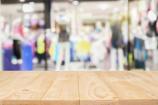 Plataforma de espaço de mesa de madeira vazia e shopping center borrado ou centro comercial para montagem de exibição de produto . — Fotografia de Stock