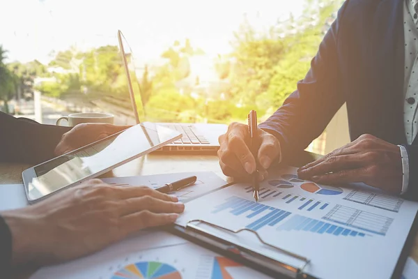 Conceito de negócio. Empresários discutindo os gráficos e gráficos que mostram os resultados de seu trabalho em equipe bem sucedido. — Fotografia de Stock