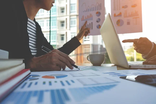 Concetto aziendale. La gente di affari che discute i grafici ed i grafici che mostrano i risultati del loro lavoro di squadra riuscito. — Foto Stock