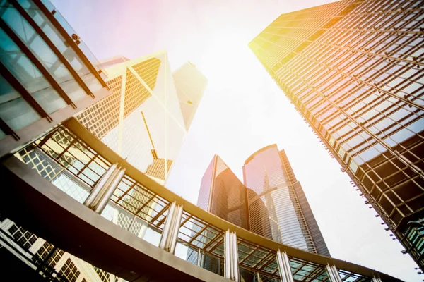 Modern binanın arka planındaki ışık yolları.