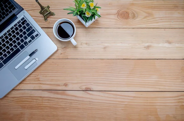 Ofis resepsiyon masası klavye, defter, kalem, bardak kahve ve çiçek ile. Kopya alanı (seçici odak ile Üstten Görünüm)