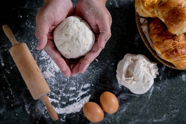 Hamur hazırlık tarifi ekmek ile çalışan eller