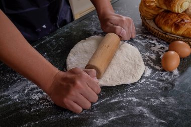 Hamur hazırlık tarifi ekmek ile çalışan eller