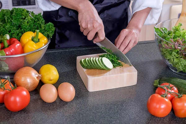 Genç kadın mutfakta yemek pişiriyor. Sağlıklı Yemek.