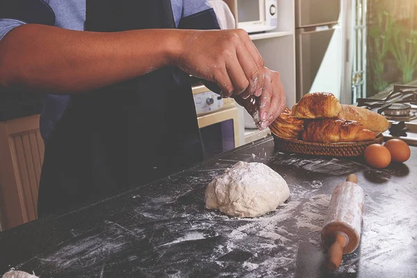 Hamur hazırlık tarifi ekmek ile çalışan eller