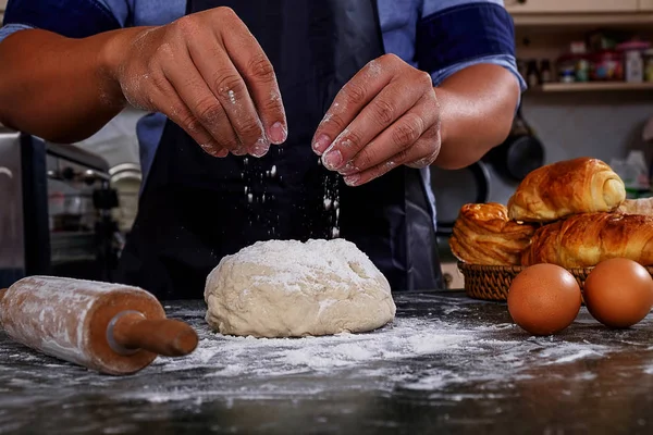Hamur hazırlık tarifi ekmek ile çalışan eller