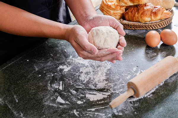 Hamur hazırlık tarifi ekmek ile çalışan eller