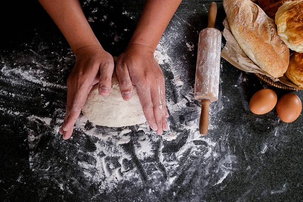 Hamur hazırlık tarifi ekmek ile çalışan eller