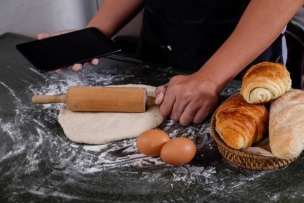 Hamur hazırlık tarifi ekmek ile çalışan eller
