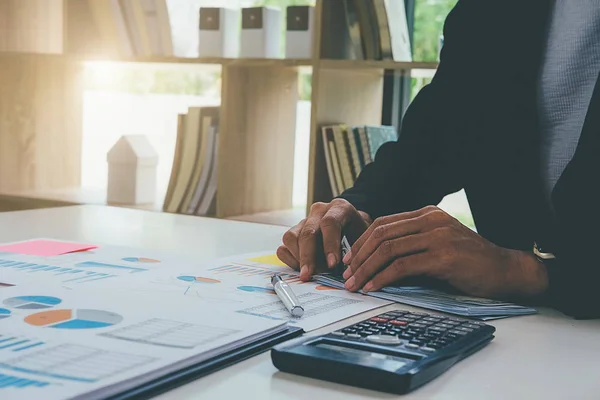 Femmina freelance contando soldi o dollari in carica mentre il lavoro — Foto Stock