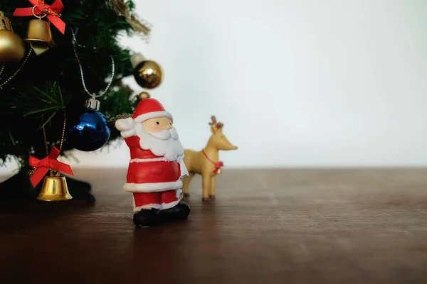 Decoraciones de Navidad con nieve y fondo rojo.close up y —  Fotos de Stock