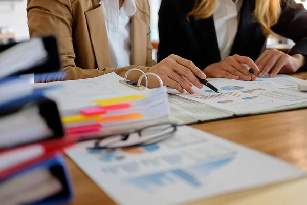 Business concept. Business people discussing the charts and grap — Stock Photo, Image