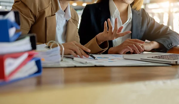 Business concept. Business people discussing the charts and grap — Stock Photo, Image