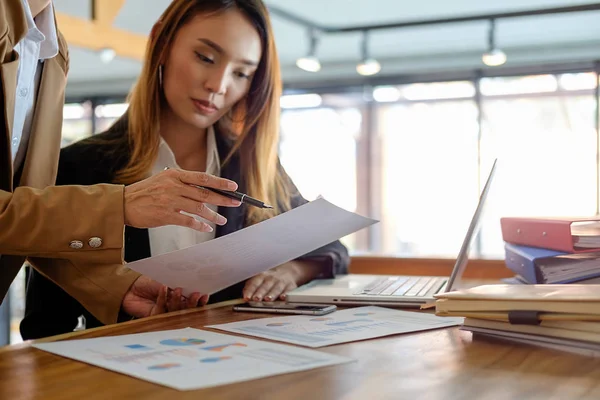 Concepto de negocio. Gente de negocios discutiendo los gráficos y grap —  Fotos de Stock