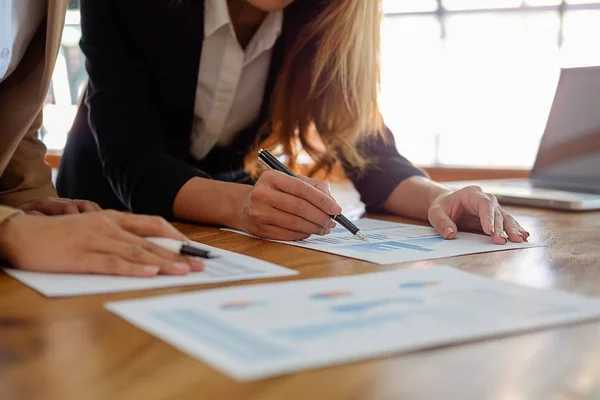 Bedrijfsconcept. Mensen uit het bedrijfsleven bespreken van de grafieken en de grap — Stockfoto