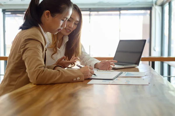 Business concept. Business people discussing the charts and grap — Stock Photo, Image