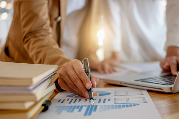 Бизнес-концепция. Деловые люди обсуждают графики и графики
