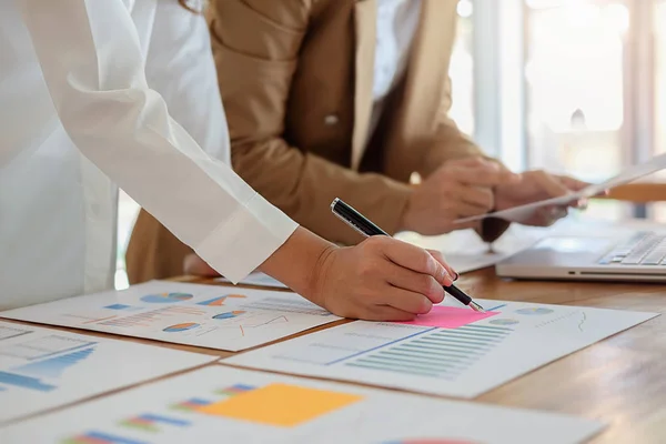 Conceito de negócio. Empresários discutindo os gráficos e grap — Fotografia de Stock