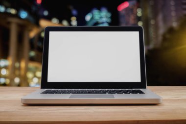 Tablo boş ekran ile bilgisayar arka plan bulanıklık. Teknoloji kavramı.