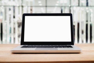 Boş ahşap masa uzay platform ve alışveriş merkezi veya alışveriş merkezi arka plan bulanık ürün için montaj görüntülemek.