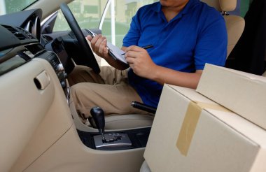 Kadın el teslimatçı kutuları bir teslimi kabul