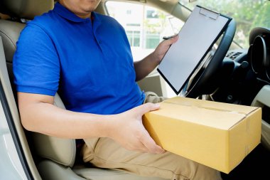 Kadın el teslimatçı kutuları bir teslimi kabul