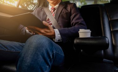 Karar verme zamanı. Kendine güvenen genç işadamı Merhaba çalışma