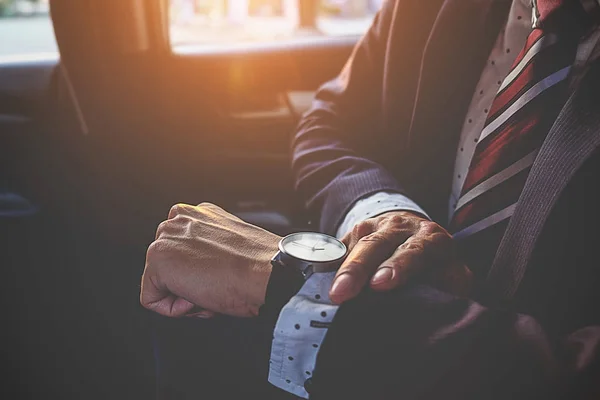 Woman hand accepting a delivery of boxes from deliveryman — Stock Photo, Image