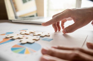 Ahşap ofis masasında kadın eller Asya iş bulmaca seç. İş çözümleri, başarı ve strateji kavramı. İşadamı el bağlantı parçalı bulmaca. Seçici odak ile fotoğraf kapatmak.