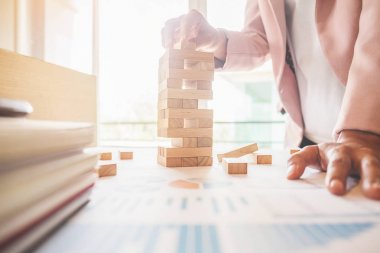 El iş adamı planlama, risk ve iş stratejisi. Bir kule üzerinde ahşap blok yerleştirme kumar iş adamı.