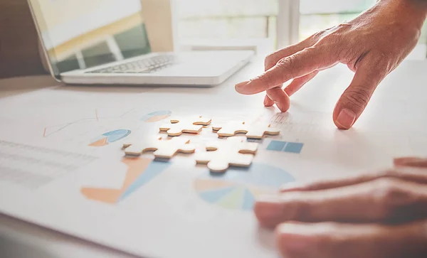 Aziatische Zakelijke Vrouw Handen Een Houten Bureau Kies Puzzel Bedrijfsoplossingen — Stockfoto