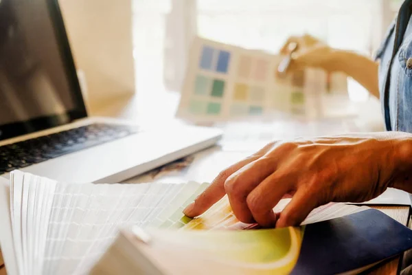 Grafisch Ontwerp Kleurstalen Pennen Een Bureau Architectonische Tekening Met Werktuigen — Stockfoto