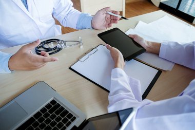 dikkatle dinliyor bir erkek hasta hasta belirtiler açıklayan veya onlar evrak tartışmak birlikte bir Danışma süreci gibi bir soru soran doktor