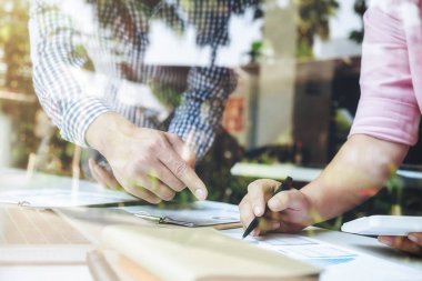 Satış ekibi tartışma süreci. İş ekibi yeni başlangıç projesi ile çalışma. Defter tablet ahşap masa aygıtlarını kullanarak. Yaratıcı fikir tanıtımı. Pazar stok analiz. Arka plan bulanık film etkisi.