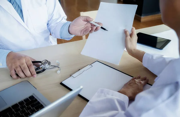 Patient Hört Aufmerksam Wie Ein Männlicher Arzt Die Symptome Des — Stockfoto