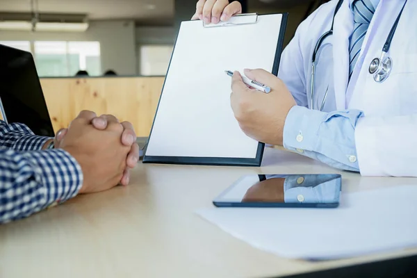 Patient Hört Aufmerksam Wie Ein Männlicher Arzt Die Symptome Des — Stockfoto