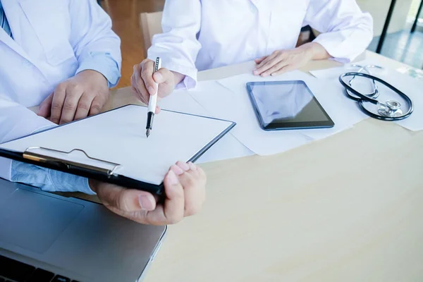 Patient Hört Aufmerksam Wie Ein Männlicher Arzt Die Symptome Des — Stockfoto