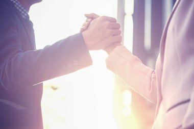 İş ortaklığı toplantı kavramı. Başarılı bir iş anlaşmasının sonra iyi bir anlaşma. Arka plan bulanık yatay.