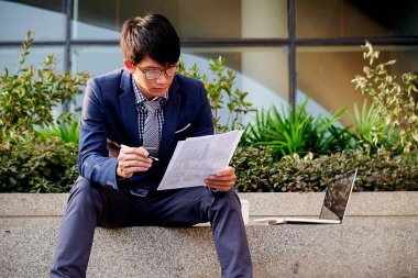 İş konsepti. İş adamları başarılı takım çalışmalarının sonuçlarını gösteren çizelge ve grafikleri tartışıyor. Seçici odak.