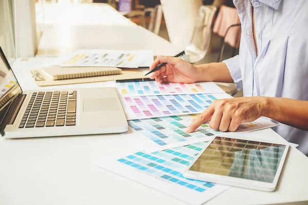 Grafisch Ontwerp Kleur Stalen Pennen Een Bureau Tekenen Met Werk — Stockfoto